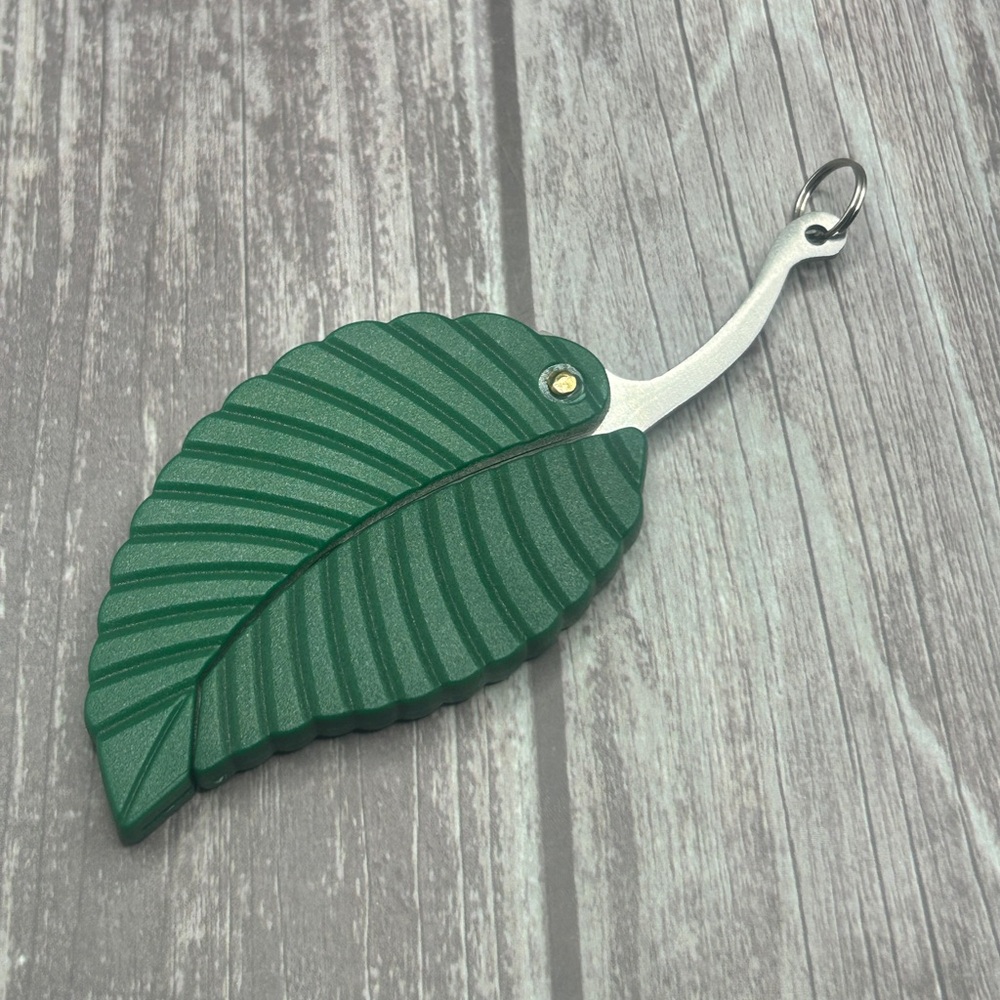 🍃NEW Self Defense Keychain Leaf Shape Protection Bag Charm Green Silver